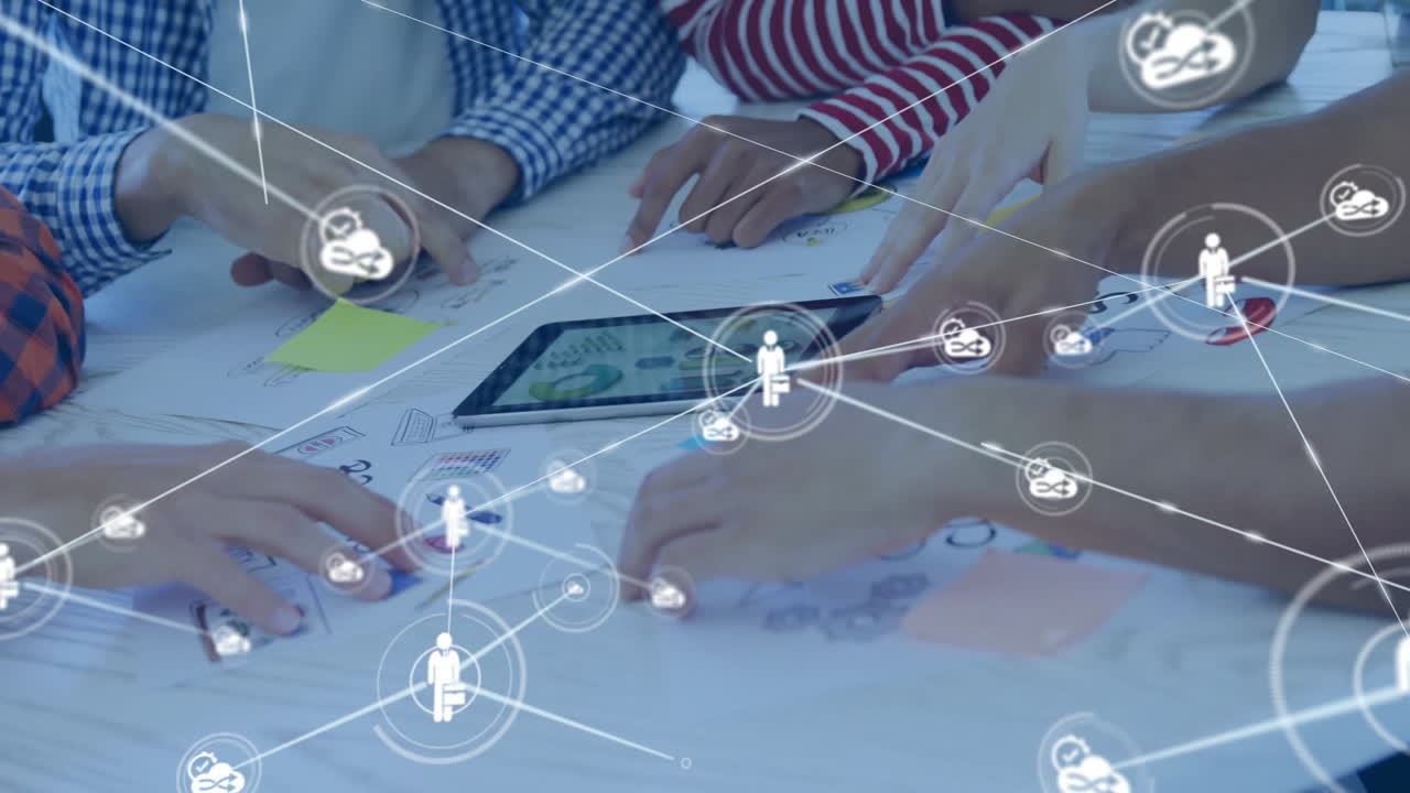 다양한 동료들이 작업에 대해 논의하는 아이콘을 가진 연결 네트워크의 애니메이션