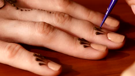 diseño de henna en la mano