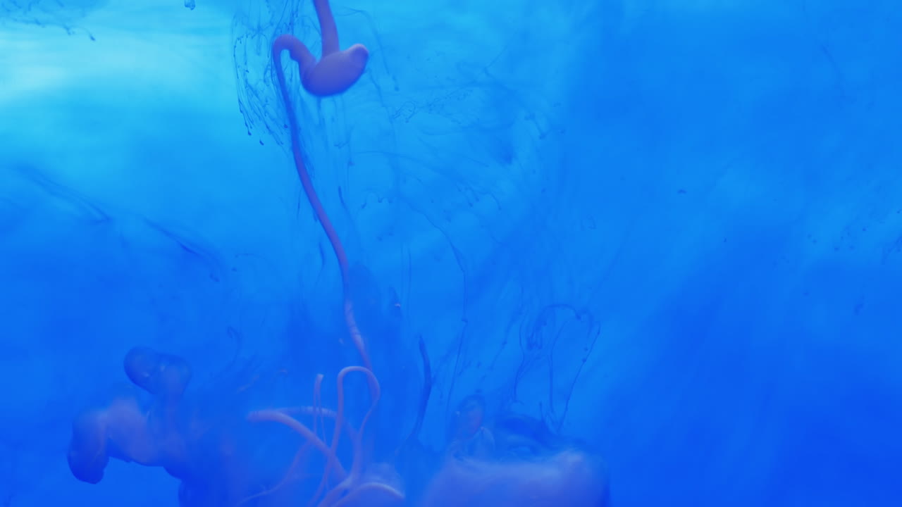 Video in primo piano di inchiostro viola nell'acqua con spazio per il testo