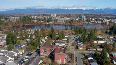 una impresionante toma aérea del parque mill lake en central abbotsford bc canadá en un día soleado