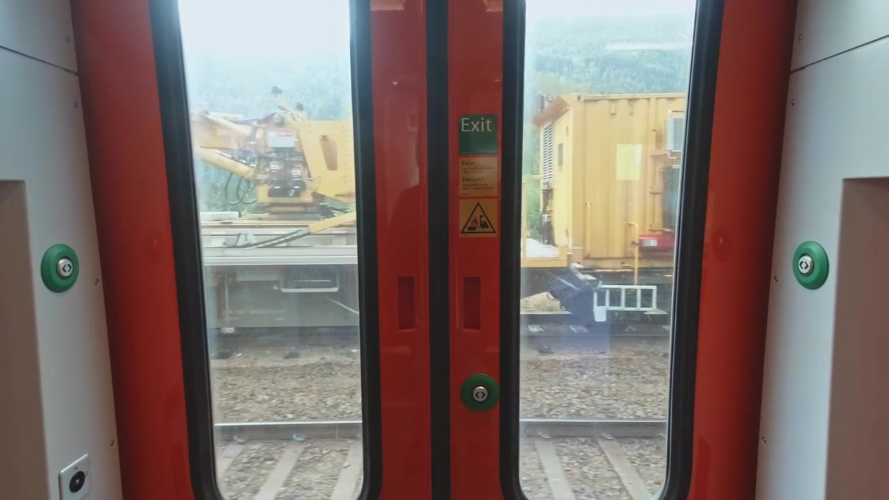 Porte del treno viste dall'interno di un treno in movimento in Norvegia.