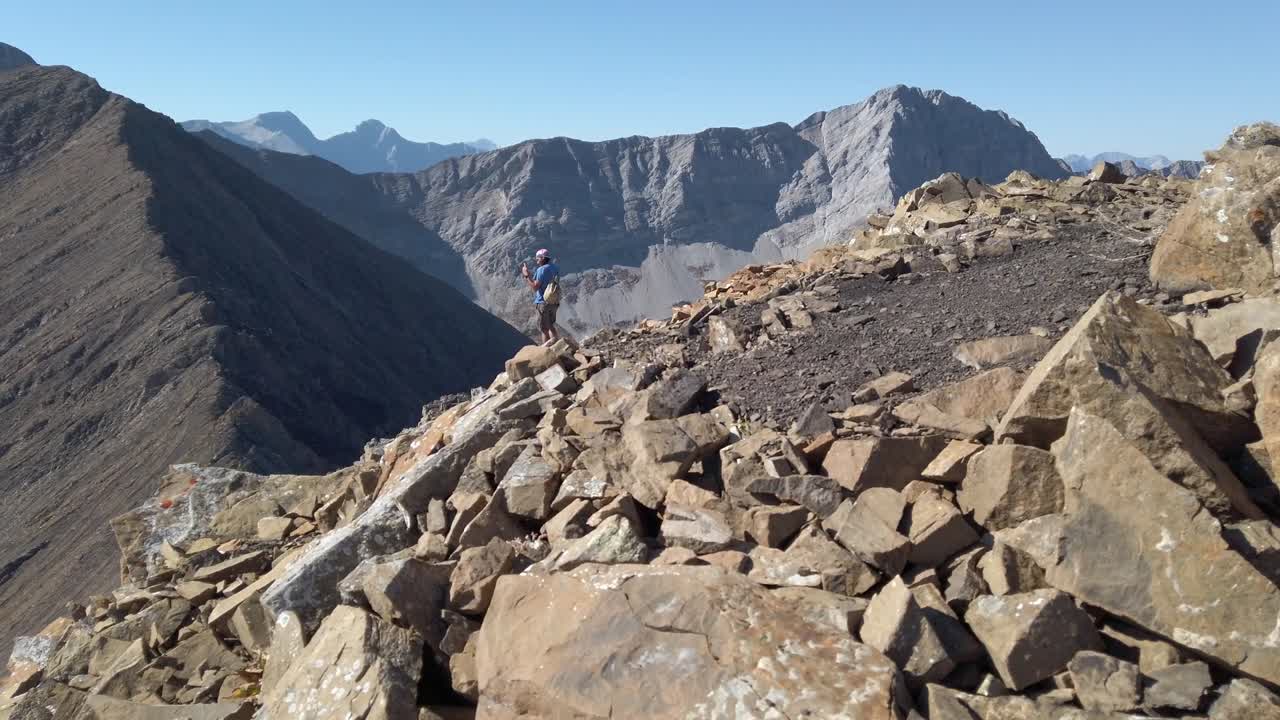 caminante tomando fotos de las montañas se acercó reveló kananaskis alberta canada