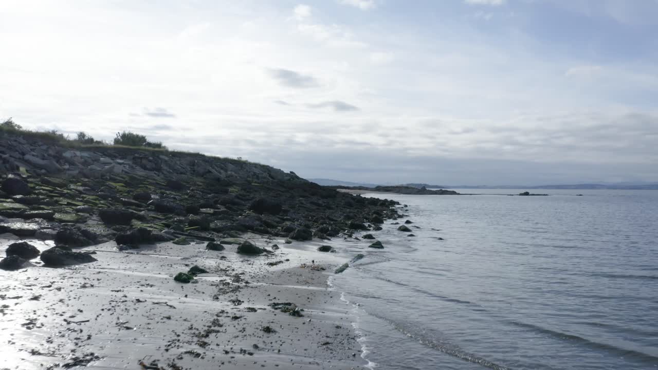 화창한 여름날에 바위 해변 위에 부드러운 샷 | 스코틀랜드 에든버러 | 30fps에서 4k