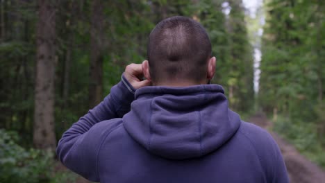 hombre caminando por el bosque