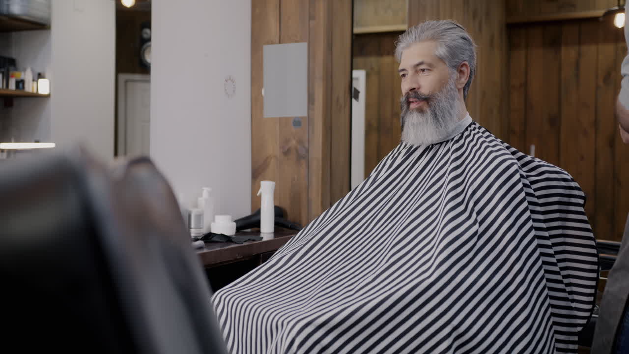 un hombre se corta el cabello en una barbería.