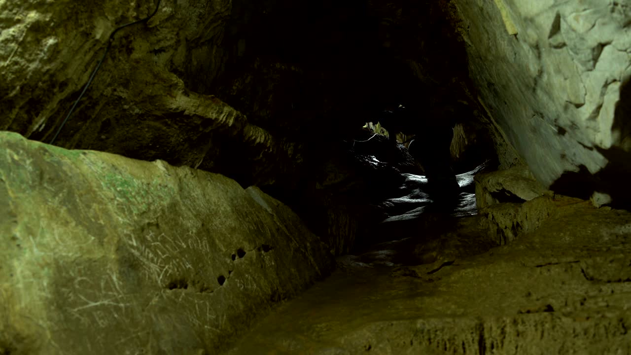 una mujer sube en cuevas cársticas