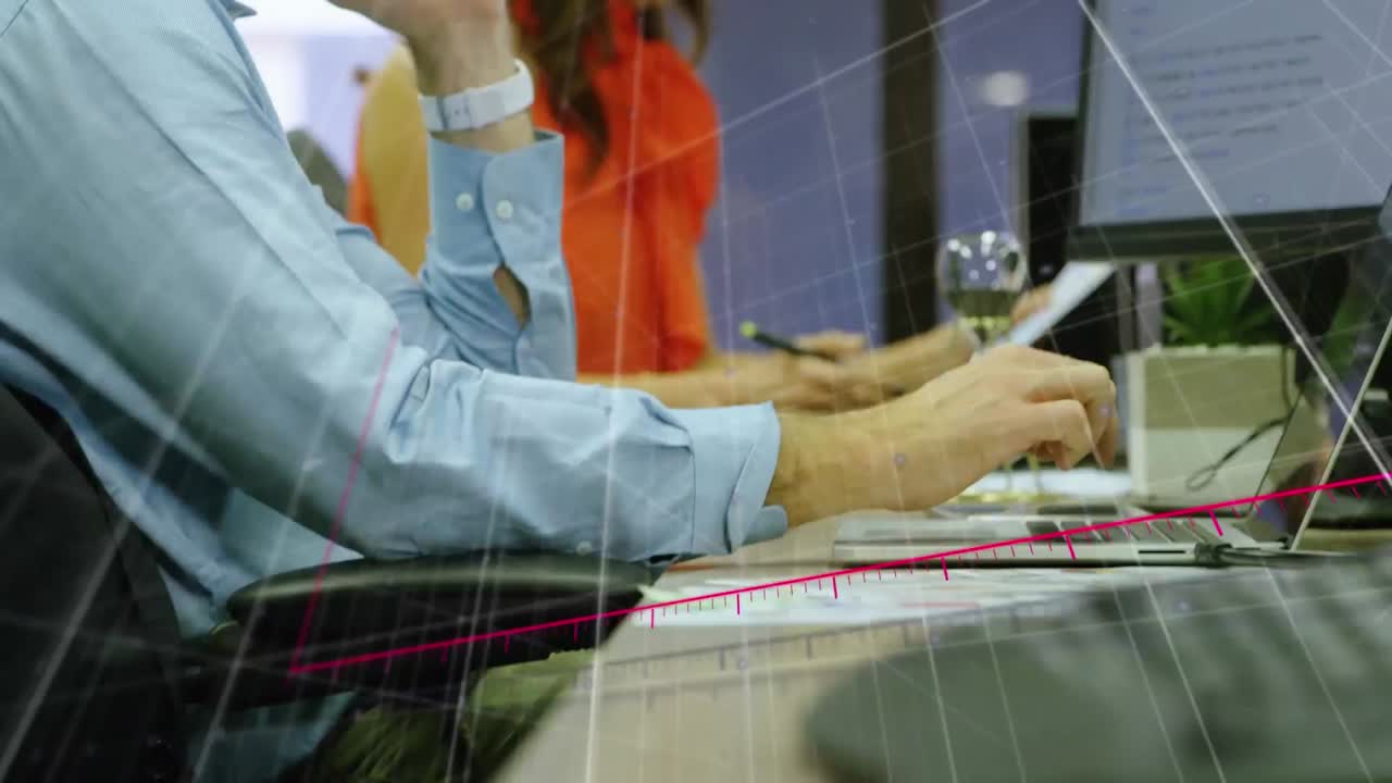 Animazione di una freccia su un grafico su linee in movimento con schema a griglia, uomo caucasico che parla al cellulare