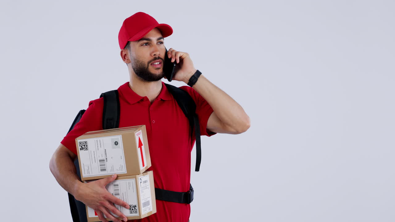 Entrega, llamada telefónica y hombre con un mensajero