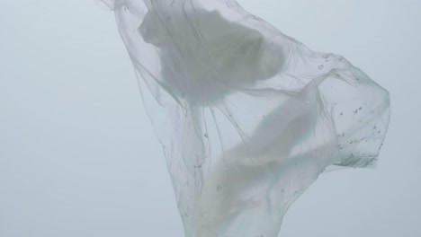 bolsa de plástico bajo el agua