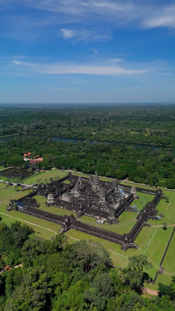 Orbita di un drone da vicino verso sinistra attorno ad Angkor Wat, evidenziando le torri centrali, le gallerie esterne e il recinto simmetrico