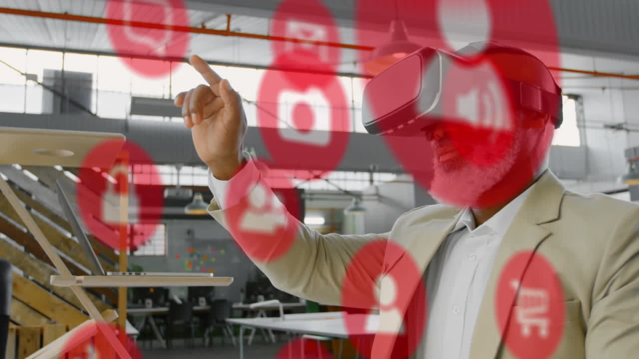 VR başlığı kullanan Afrikalı Amerikalı iş adamının üzerinde medya simgelerinin animasyonu