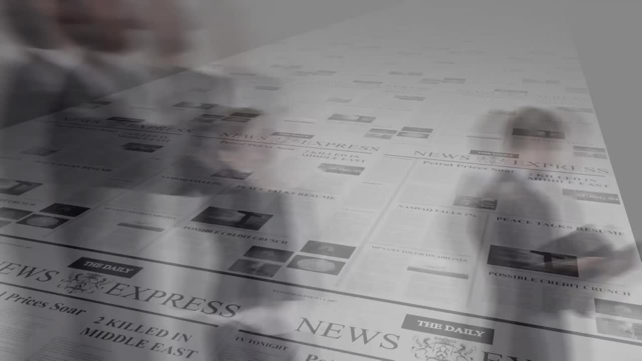 백그라운드에 신문과 함께 빠르게  ⁇ 고 있는 사람들