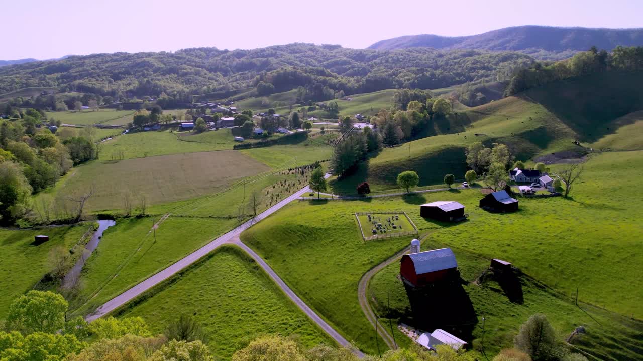 노스 캐롤라이나 주 베델 분 근처의 산 계곡과 노스 캐롤라이나 주 블로잉 록의 공중 공개