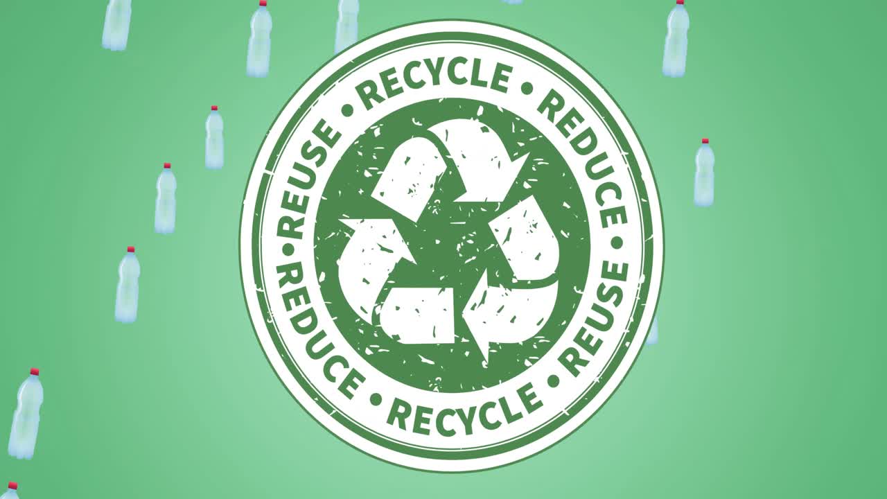 녹색 배경에 재활용 텍스트와 로고와 플라스틱 병의 애니메이션