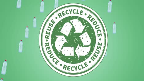 animación de texto y logotipo de reciclaje y botellas de plástico sobre fondo verde