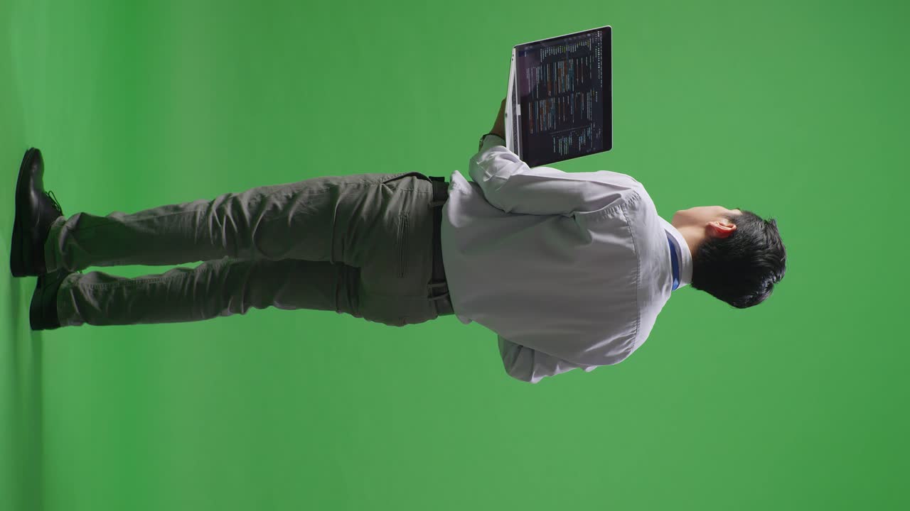 hombre de negocios trabajando en una computadora portátil en una pantalla verde