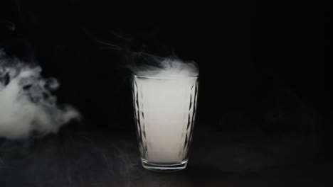 copas de humo coloridas sobre un fondo negro