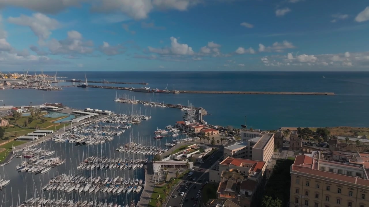 Vista aerea con drone del paesaggio urbano costiero e del porto turistico di Palermo durante il giorno.
