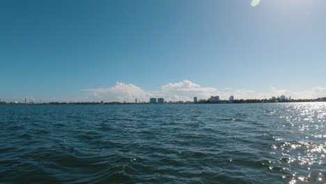 Vista-Desde-Un-Pequeño-Barco-Mientras-Acelera-Hacia-Una-Ciudad-En-El-Horizonte-Miami