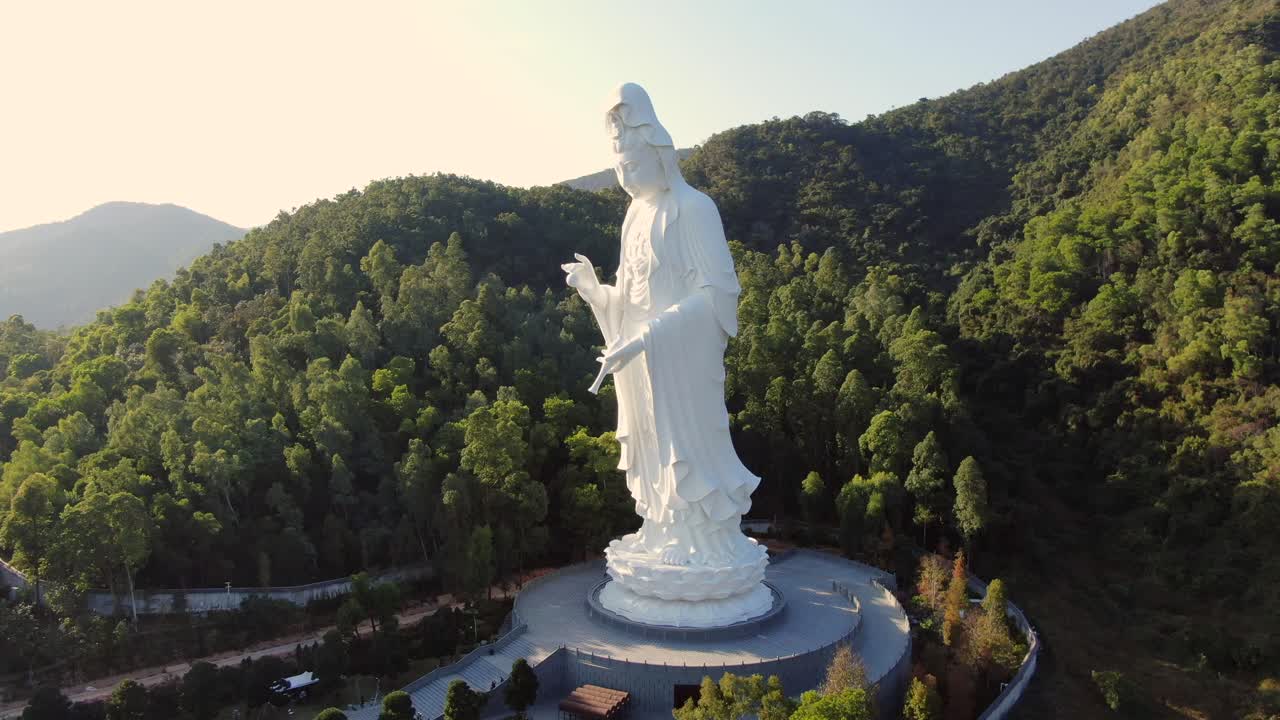 홍콩 tsz shan 수도원과 유명한 avalokitesvara guan yin 동상, 자비의 여신의 조감도