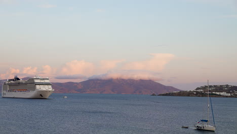 Ein-Kreuzfahrtschiff-Thront-über-Einem-Fischerboot-Vor-Der-Küste-Von-Mykonos,-Griechenland