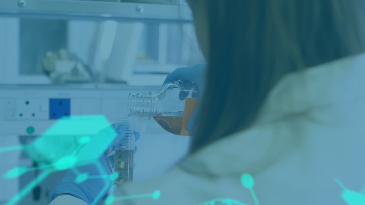 animación del cerebro humano y procesamiento de datos científicos sobre una científica en el laboratorio