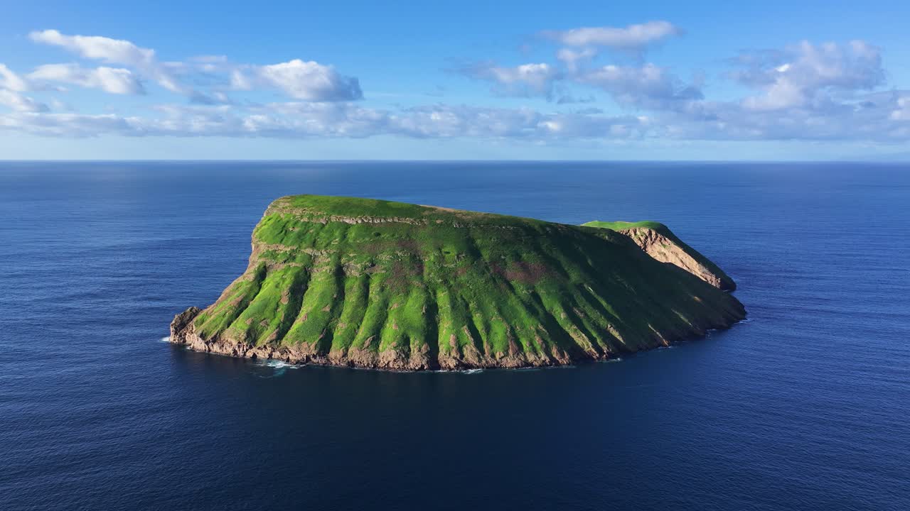 Verdi pendii lussureggianti delle isolette di Cabras vicino alla costa di Terceira, Azzorre. Ripresa aerea.