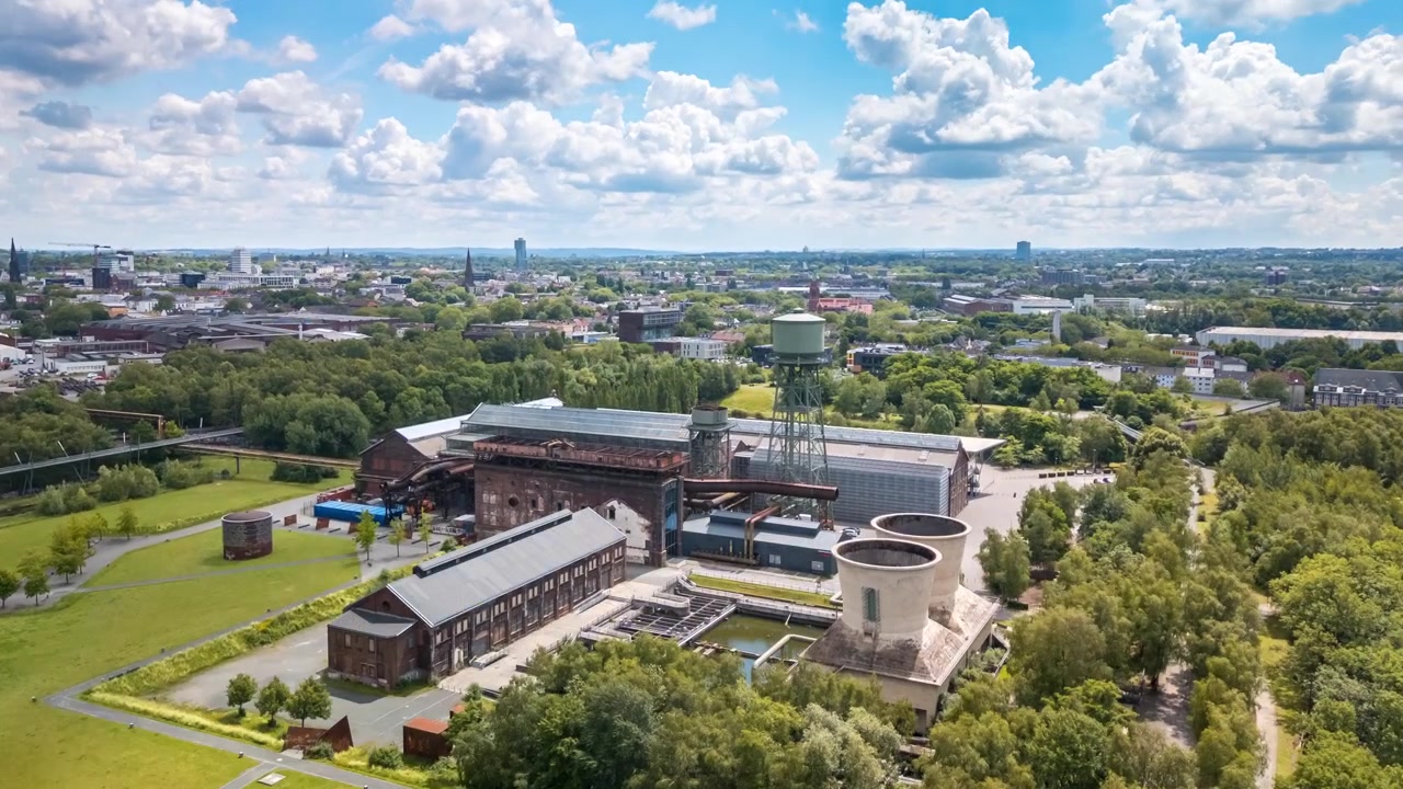 Luchthyperlapse die de Jahrhunderthalle onthult, een voormalige industriële gascentrale in Bochum.
