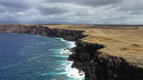 Vista-Aérea-De-Los-Acantilados-De-La-Costa-En-La-Isla-Grande,-Hawaii