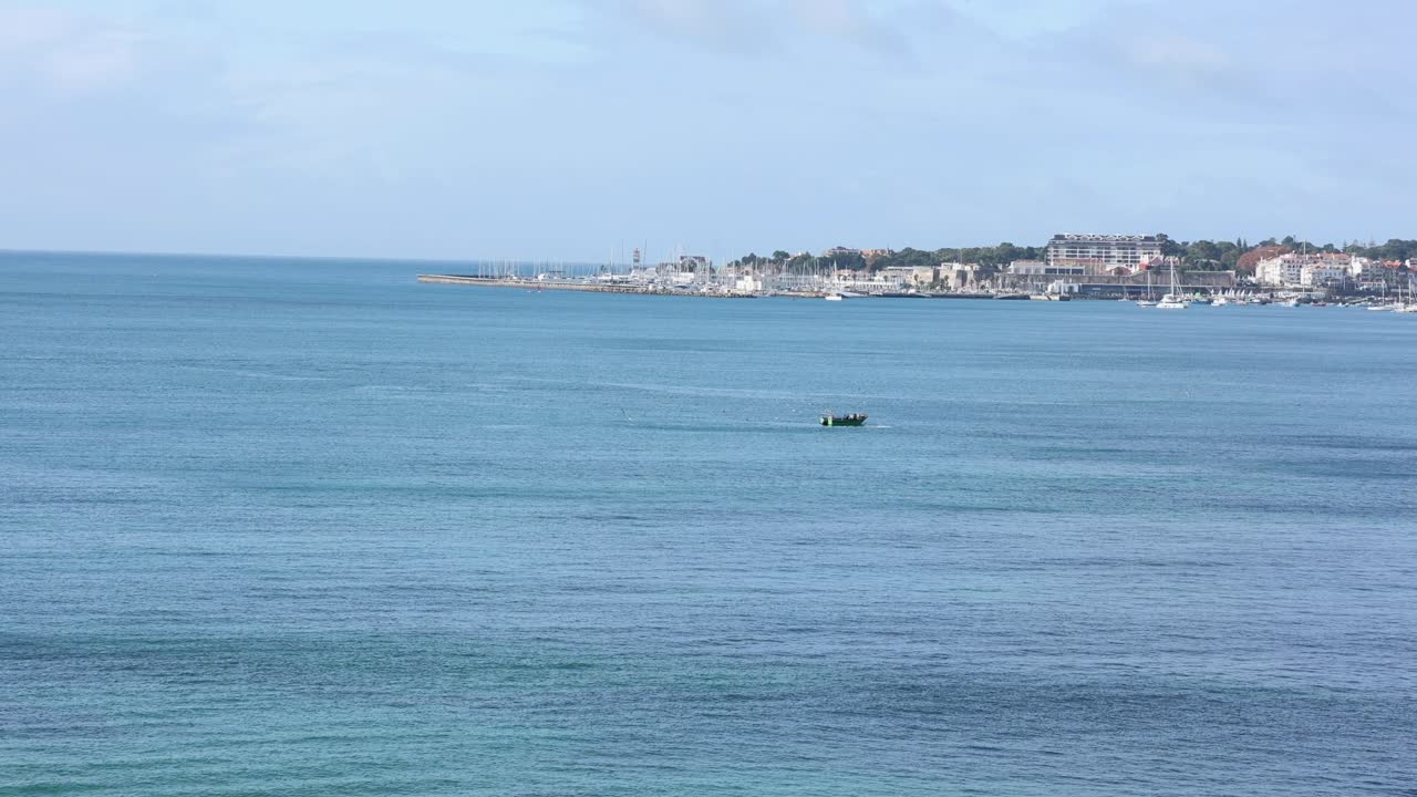 놀라운 푸른 바다에서 태양과 함께 보트 낚시