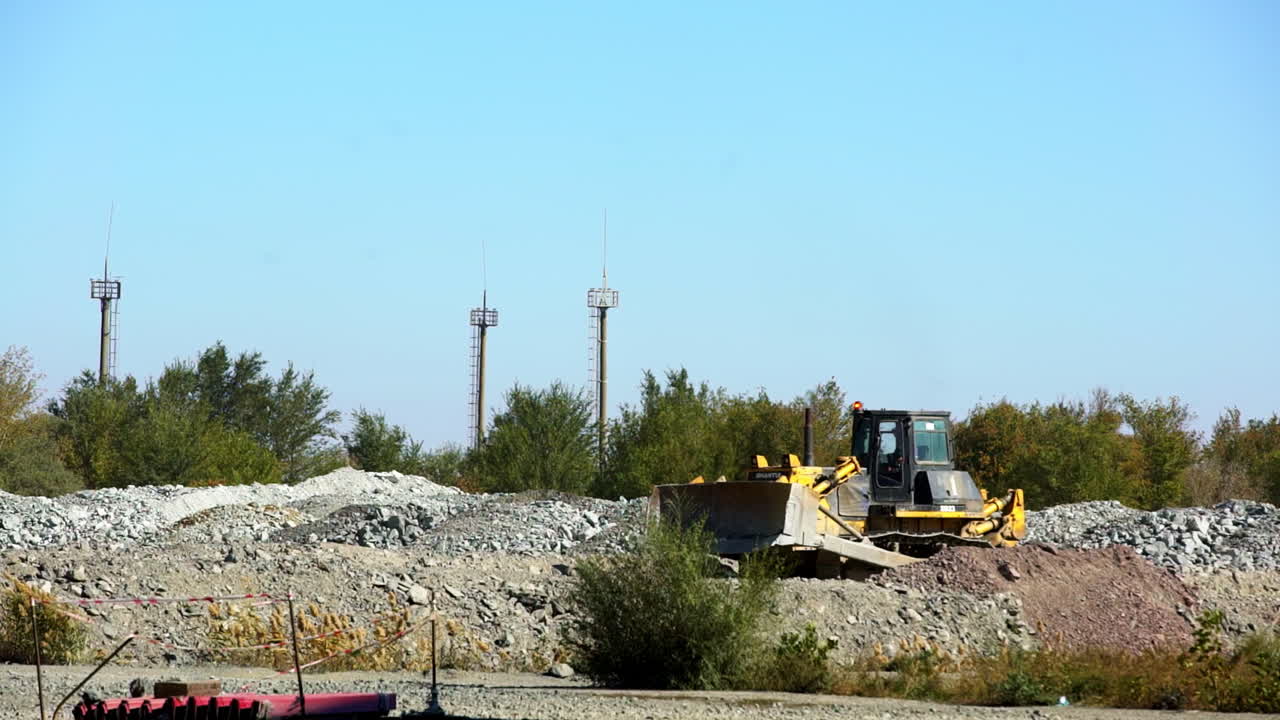 excavadora trabajando en un sitio de construcción
