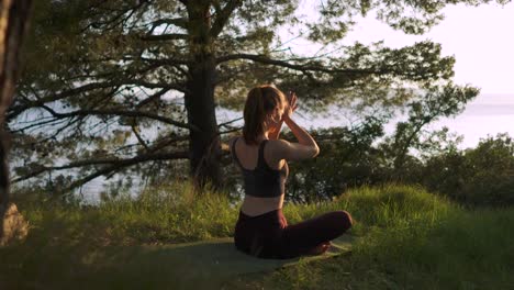 Kaukasisches-Mädchen-Namaste-Yoga-Pose-Im-Wald-Bei-Morgendlichem-Sommersonnenaufgang