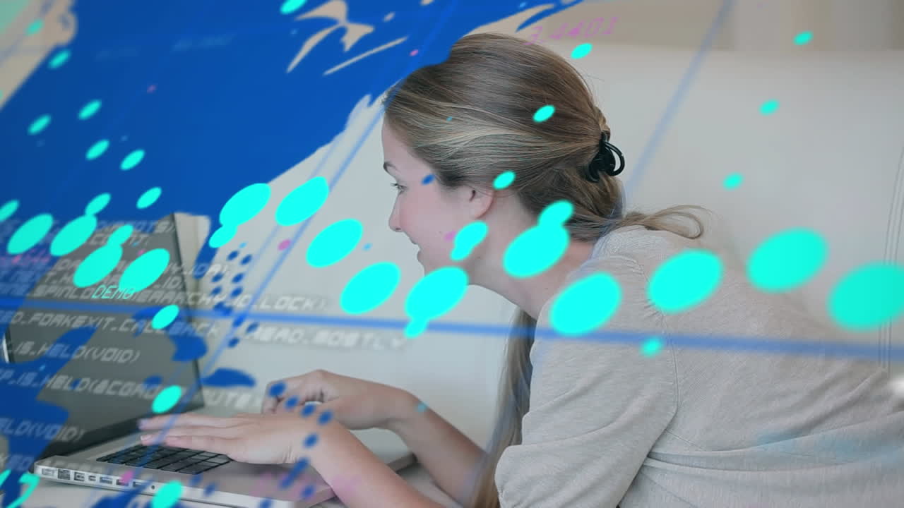 анимация обработки данных над кавказской женщиной с помощью ноутбука