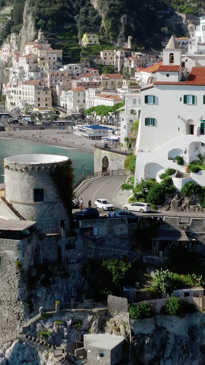 Vista verticale con drone di una strada panoramica tortuosa a strapiombo sul mare Mediterraneo sulla Costiera Amalfitana, Italia. Splendido paesaggio costiero montuoso nell'Italia meridionale