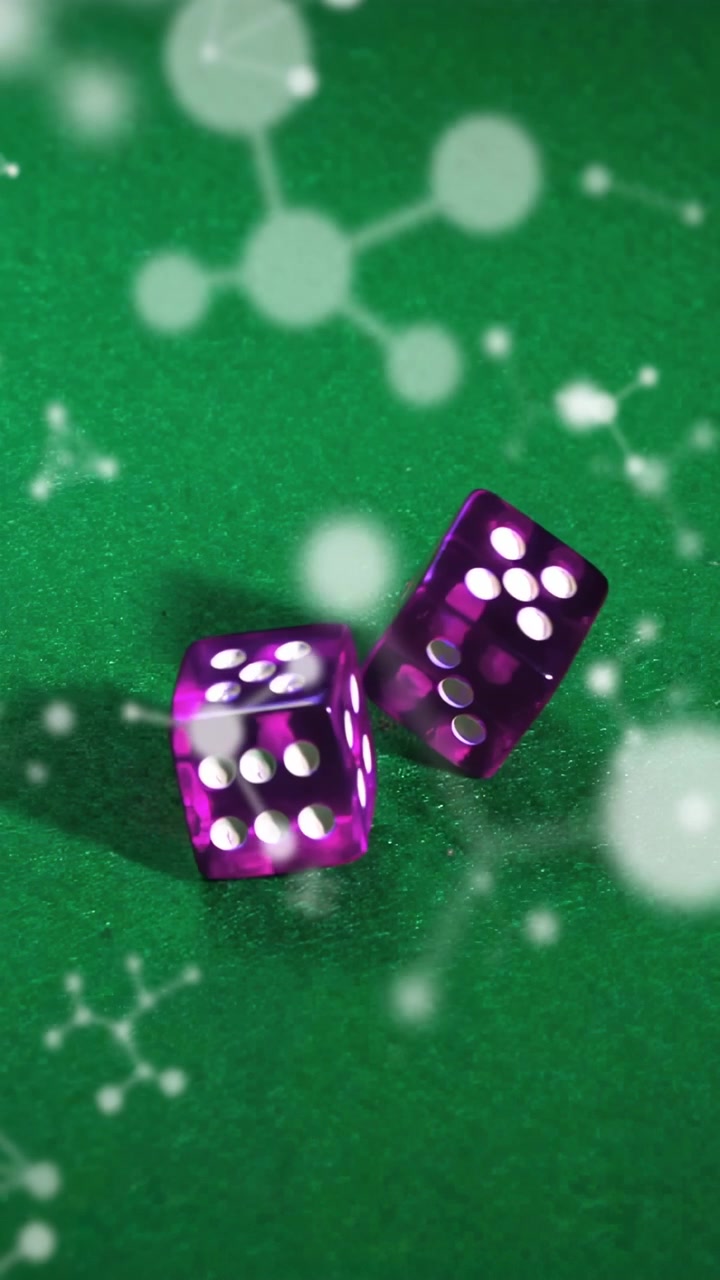 Video verticale: Lancio fuori campo che fa rotolare due dadi viola sul feltro per mostrare il movimento.