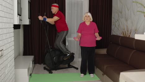 Älterer-Mann,-Der-Zu-Hause-Vitalitätsübungen-Mit-Gewichtheben-Und-Kurzhanteln-Macht-Und-Orbitrek-Verwendet
