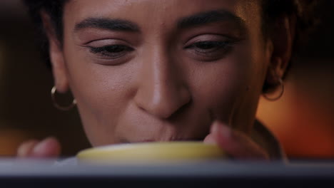 retrato de cerca mujer atractiva usando una tableta viendo películas por la noche mirando la pantalla disfrutando de entretenimiento en línea bebiendo café