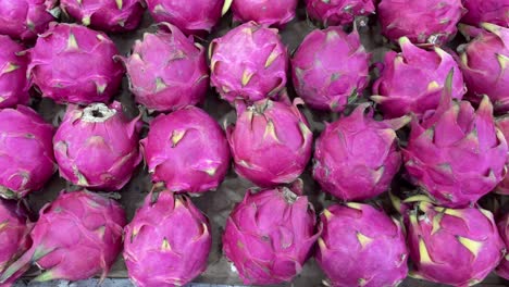 Primer-Plano-De-Las-Frutas-Del-Dragón-Exhibidas-Cuidadosamente-En-El-Stand