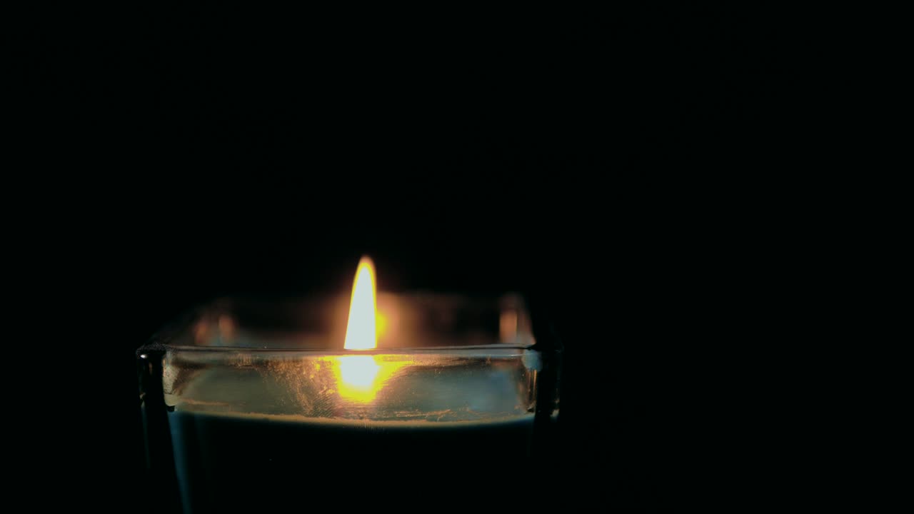 spegnendo una candela, fumo al rallentatore, su uno sfondo nero