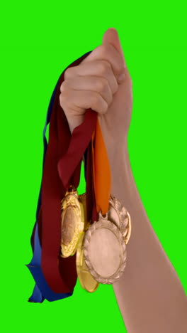 manos lanzando algunas medallas