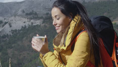 una mujer joven con mochila disfrutando de café.
