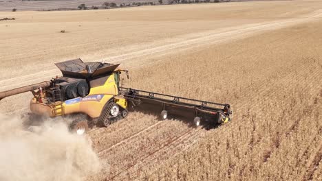 este material captura la sinergia de la tecnología agrícola moderna, mostrando el papel esencial de los frentes de cabecera en el proceso de cosecha de trigo
