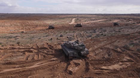 vista desde un avión no tripulado de tres vehículos tanques militares en un gran campo de entrenamiento militar