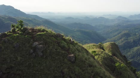 Mujer-Viajera-Con-Vestido-Blanco-Se-Empapa-De-La-Luz-Del-Sol-Dorada-De-La-Mañana-Desde-La-Montaña