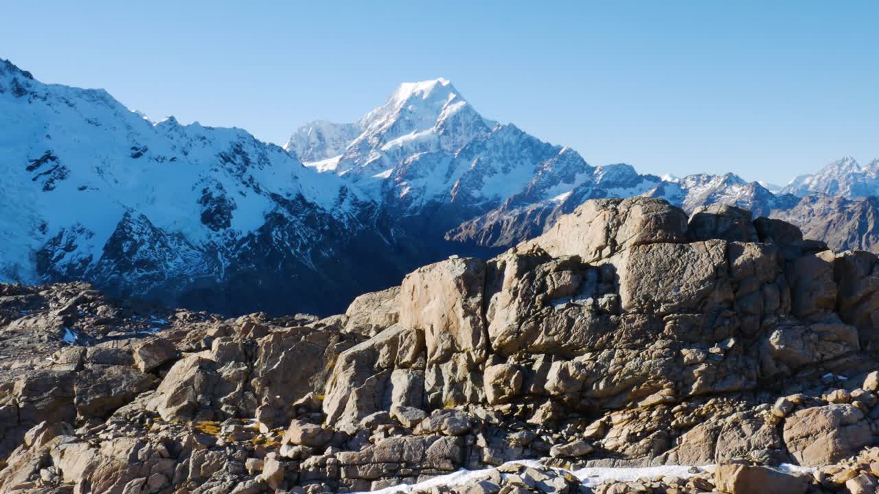 뮬러 오두막 루트에서 햇빛이 비치는 동안 눈으로 덮인 거대한 산의 파노라마 샷