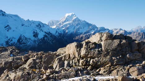 在穆勒小屋路線的陽光下被雪覆蓋的大山的全景拍攝