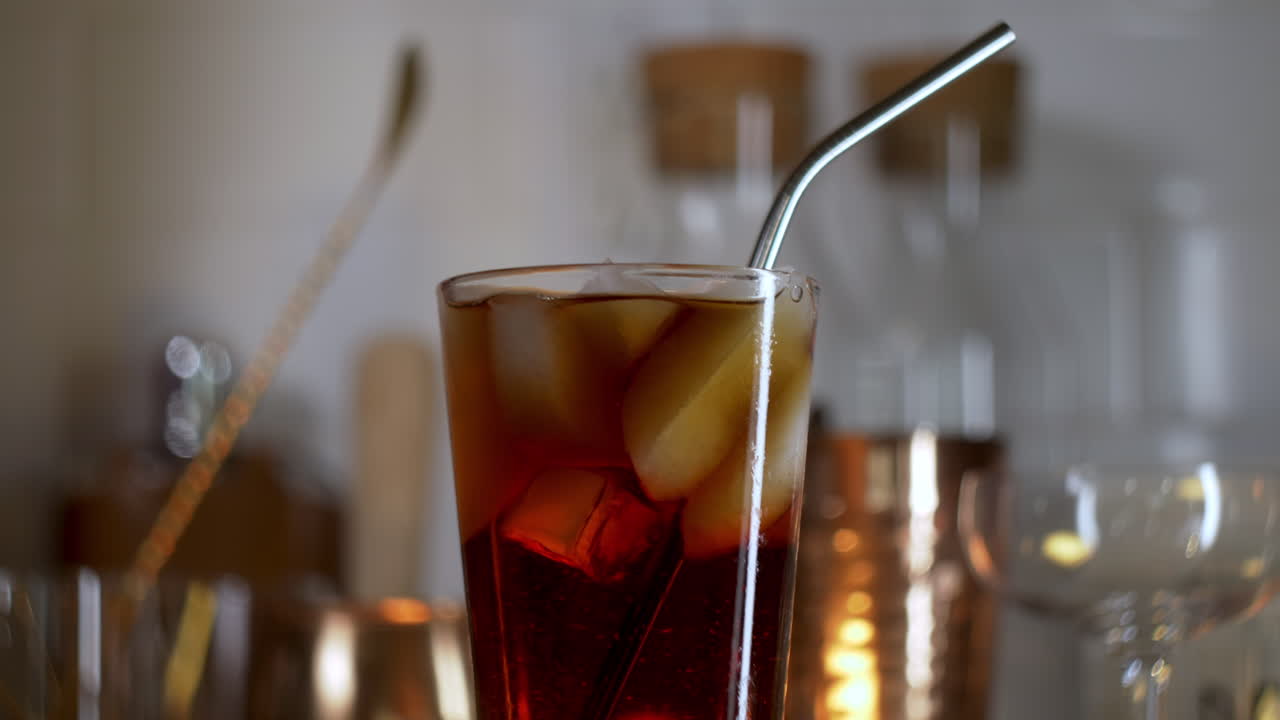 paja metálica reutilizable respetuosa con el medio ambiente que cae en el vaso de soda