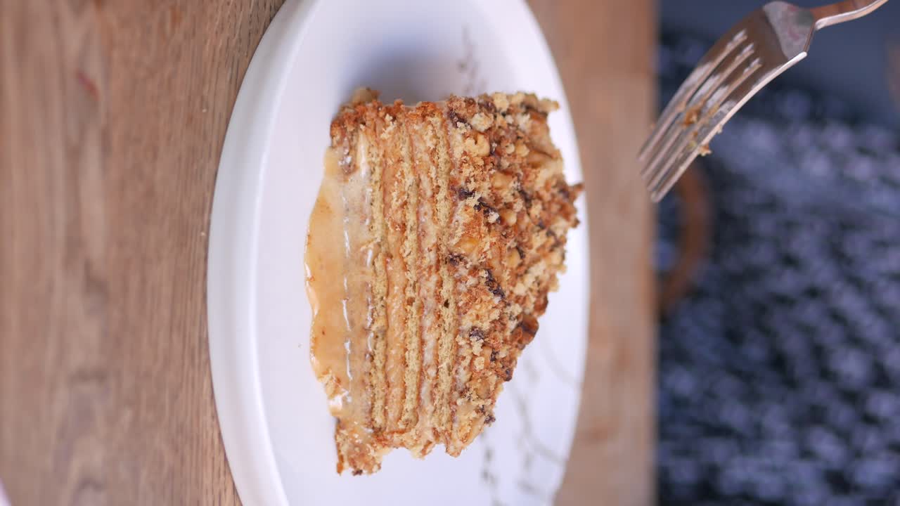 카라멜 소스와 함께 층층으로 된 케이크 조각