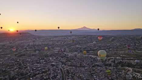 göreme turquía aérea v49 momento mágico, vista del amanecer del paisaje de capadocia, sobrevuelo de drones antiguo pueblo capturando globos aerostáticos que se elevan en el cielo - filmado con cine mavic 3 - julio de 2022