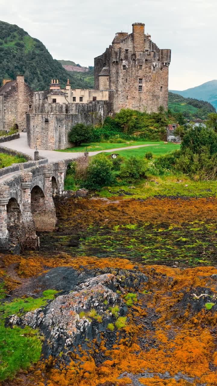 Explorando el castillo de Eilean Donan en vista aérea sobre el paisaje escocés